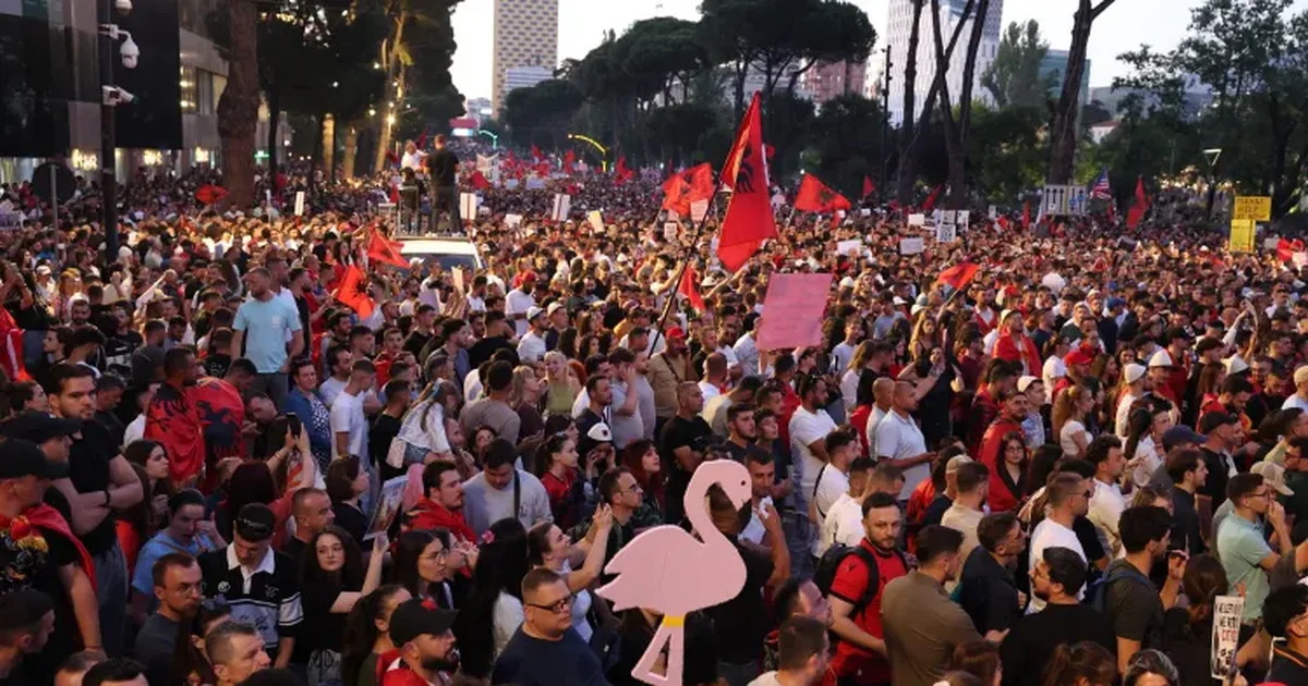 berisha-punon-per-interesa-familjare-newsweek-protestuesit-ne-shqiperi-ndihen-te-paperfaqesuar-nga-te-dy-palet
