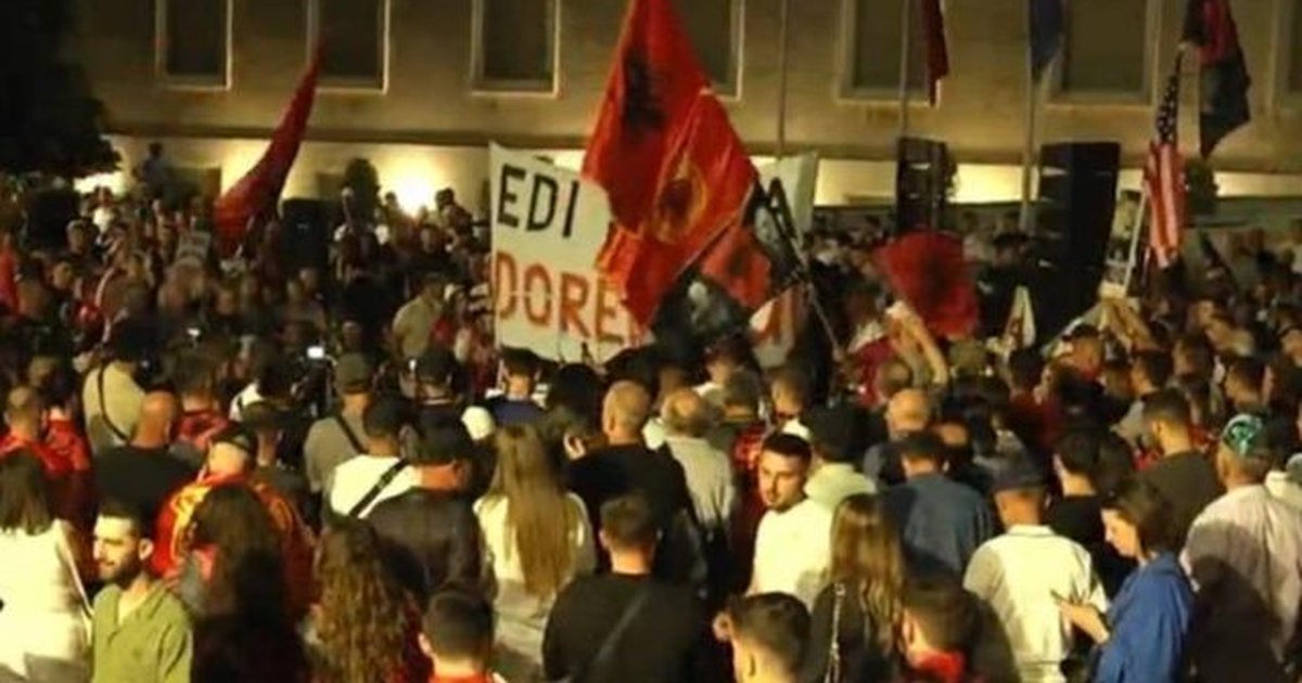 prej-disa-oresh-proteste-para-kryeministrise-nis-marshimi-i-qytetareve-ne-bulevard