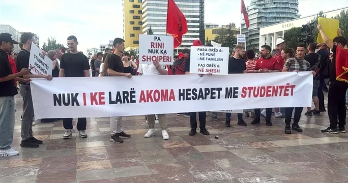 ikur-ne-angli-e-gjermani-simboli-i-vecante-ne-proteste-karrige-per-rinine-e-larguar-nga-vendi-shqiperia-eshte-e-jona