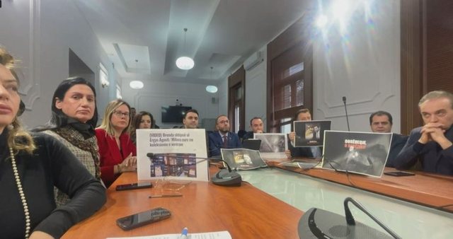 Mblidhet Sekretariati i Etik&euml;s, deputet&euml;t e opozit&euml;s me pankarta