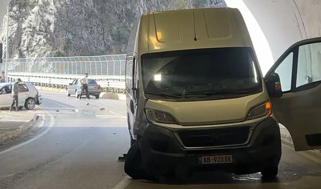 Aksident në “Rrugën e Arbrit”, një makinë