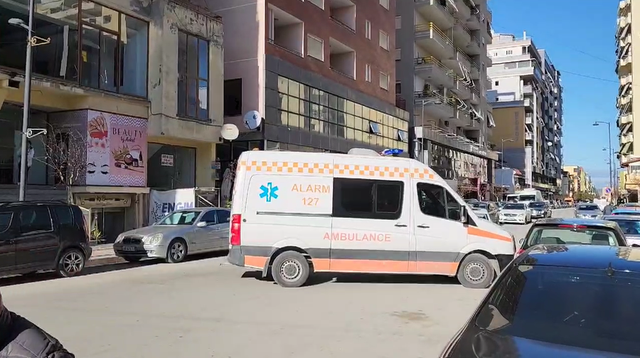 Fier/ 52-vjeçari bie nga ballkoni i katit të 5-të, shpëton