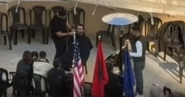 Prej dit&euml;sh n&euml; protest&euml;, Lapaj merr berberin para