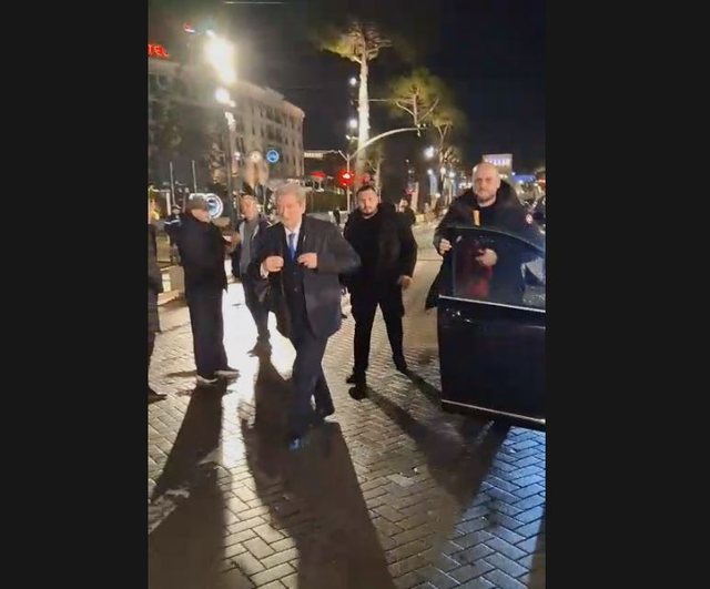 Nis Foltorja e PD, Berisha mb&euml;rrin n&euml; sheshin para Kryeministris&euml;