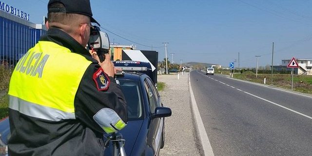 Dyshohet se mori ryshfet, pezullohet nga detyra efektivi i Policisë Rrugore