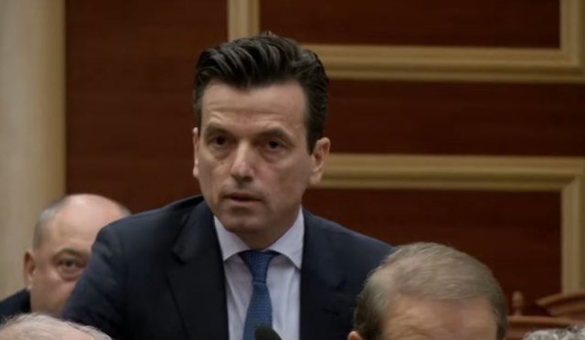 Kushtetuesja kthen Ballukun në detyrë deri më 22 janar, Agron