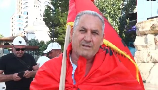 Shqiptari nga Kosova i bashkohet protestës në Tiranë: Kur nuk