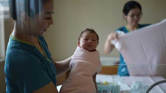 Kina befason p&euml;rs&euml;ri, vendos taksa t&euml; larta p&euml;r