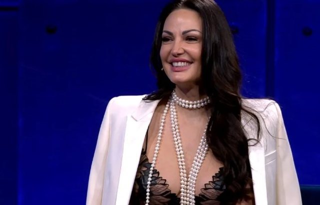 Nga Festivali i K&euml;ng&euml;s te kopertina e Vogue/ Bleona Qereti rr&euml;fen