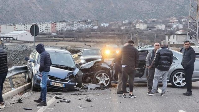 Aksident në Bulqizë, makinat përplasen “kokë më