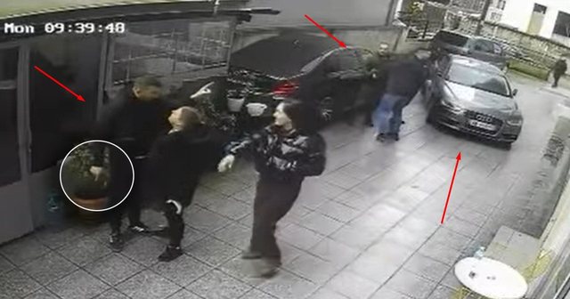 VIDEO/ Oficeri bllokon hyrjen e biznesit me makin&euml; dhe u nxjerr arm&euml;n