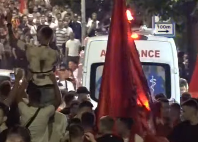 Protestuesit i hapin rrug&euml;n ambulanc&euml;s