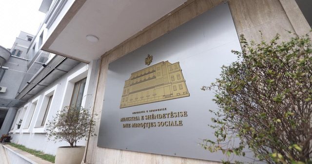 Skandali i ministrisë Shëndetësisë, rrit fshehurazi