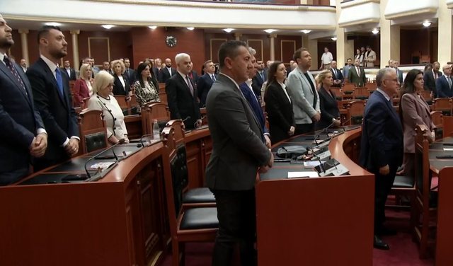 Parliament session begins, MPs observe a minute of silence for officer Enea