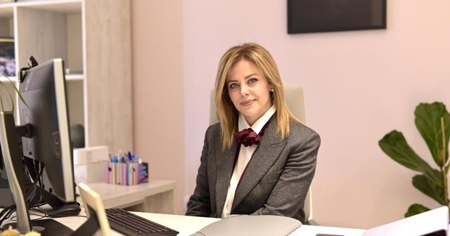 Çudira nga Elbasani/ Nënkryetarja e Bashkisë pret pemën