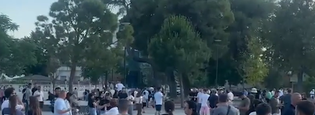 Vlonjat&euml; protestojn&euml; te Sheshi i Flamurit