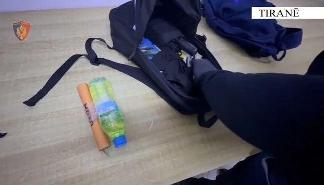 Protesta e opozit&euml;s/ Akuzohen se hodh&euml;n l&euml;nd&euml; piroteknike,