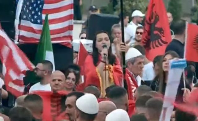 Historike! Protest&euml; e p&euml;rmasave t&euml; m&euml;dha n&euml;