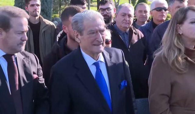 PD homazhe për Ditën e Rinisë, Berisha nderime para monumentit