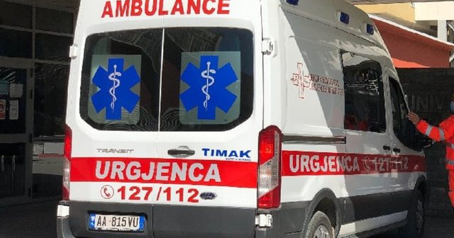 Aksident në Tiranë, makina i pret rrugën motorit