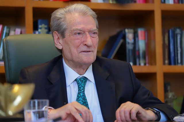 Berisha premtim administratës: Nuk do hiqeni nga puna dhe pas 11 majit...