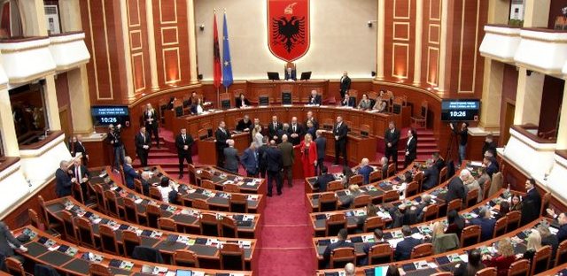 Nuk ka paqe n&euml; Kuvend! Peleshi i heq fjal&euml;n Berish&euml;s,