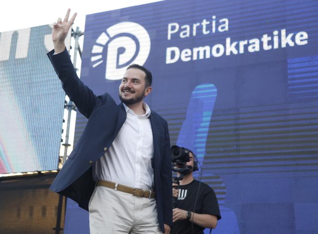 “Rama autokrat i Shqipërisë, Berisha i opozitës!”/