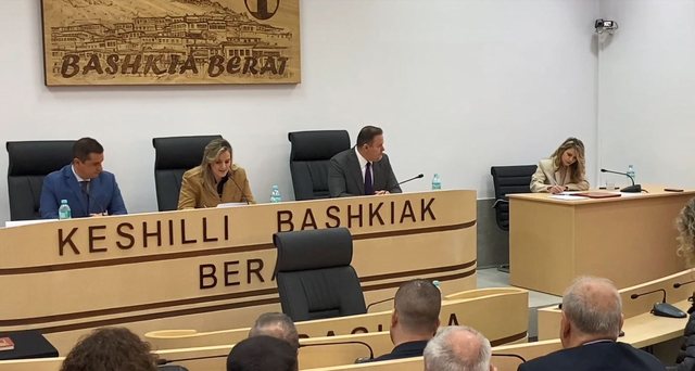Merr zyrtarisht detyrën, betohet kryetari i ri i bashkisë Berat, Ervin
