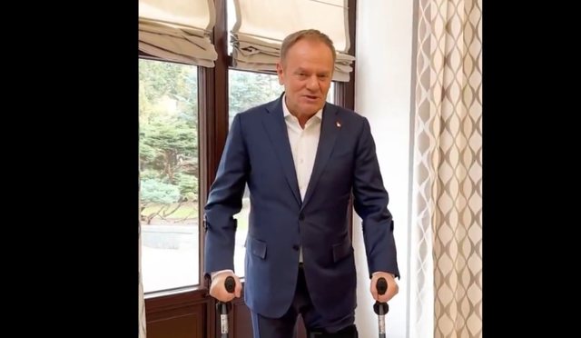 Kryeministri polak pëson incident, Donald Tusk përfundon me paterica