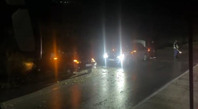 Aksident në aksin Peqin–Elbasan, “Benz”-i përfundon