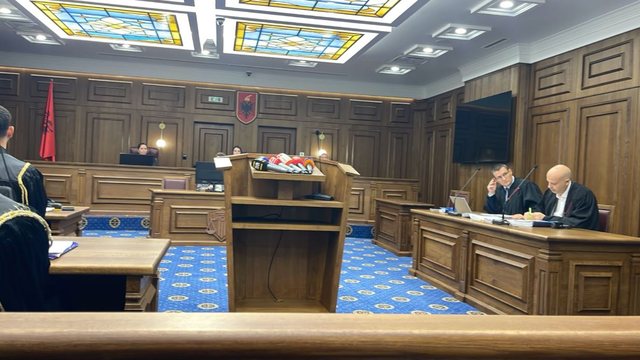 Gjyqi n&euml; themel ndaj Erion Veliajt/ Kryebashkiaku: Nuk dua t&euml; marr