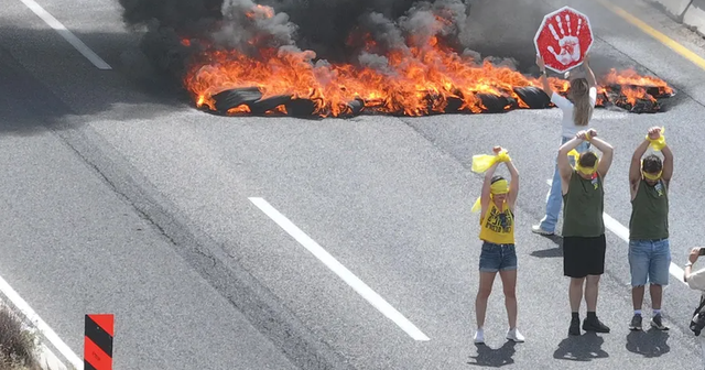 Bllokohen rrugë, digjen goma, protesta masive kundër Netanjahut