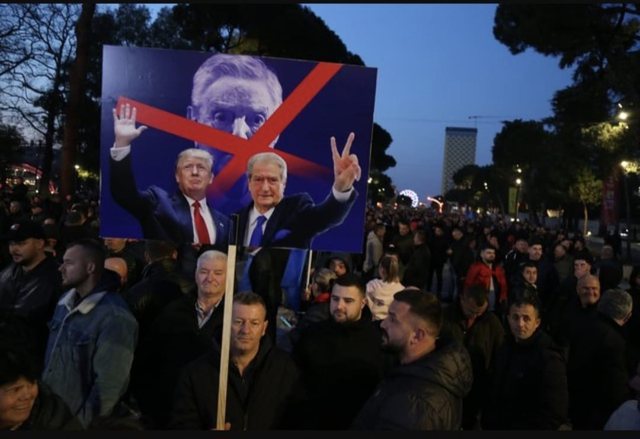 Foto-Kujtesë/ Kur Sali Berisha sulmonte egër Trump: Të