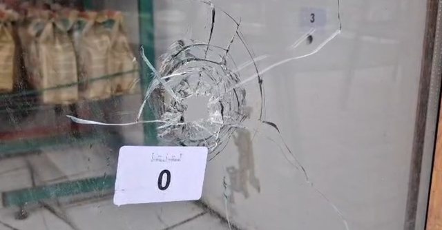 EMRAT/ Qëlluan me armë zjarri drejt një biznesi në