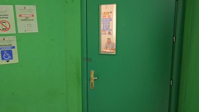 Probleme me identifikimin biometrik të votuesve në Shijak, pajisja nuk