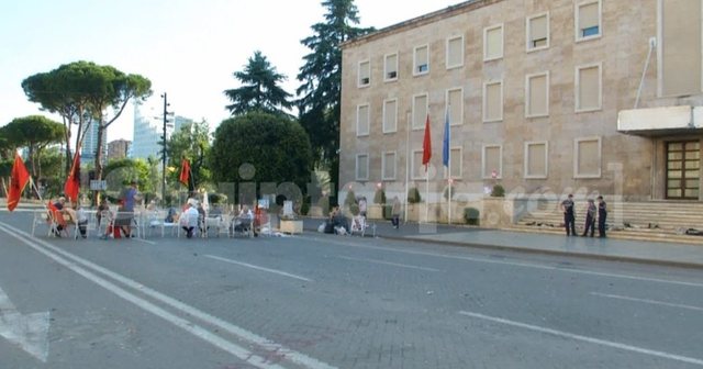 Një grup protestuesish e gdhijnë sërish në bulevard