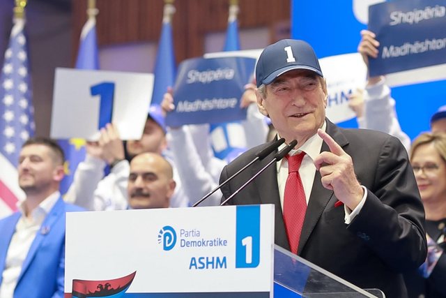 Berisha thirrje administratës: Shkoni në takimet e Ramës, por mos