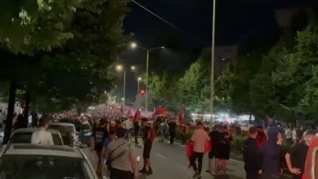 Protesters continue march on Bardhyl Street, heading towards QSUT