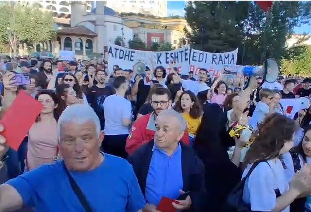 Kartoni i kuq p&euml;r Kuvendin, protestuesi n&euml; Tiran&euml;: Deputet&euml;t