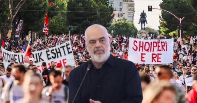 "Po dëmtoni turizmin dhe imazhin e Shqipërisë", reagon