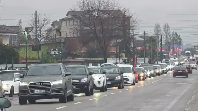 Radhë kilometrike në aksin Librazhd–Elbasan, rëndohet