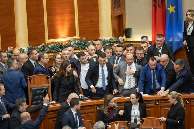 FOTO-LAJM/ Uj&euml;, flakadan&euml; dhe p&euml;rplasje t&euml; dhunshme...