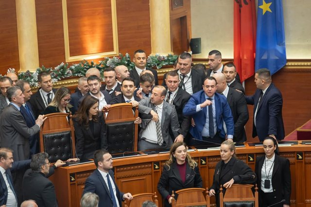 FOTO-LAJM/ Uj&euml;, flakadan&euml; dhe p&euml;rplasje t&euml; dhunshme...