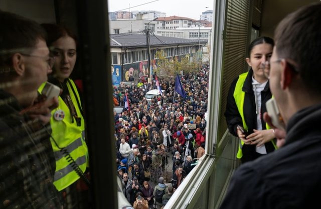 Rikthehen protestat n&euml; Serbi, student&euml;t mbushin rrug&euml;t