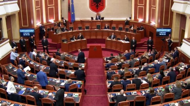 Kuvendi sot n&euml; seanc&euml; plenare! 2 interpelanca me ministren e Arsimit