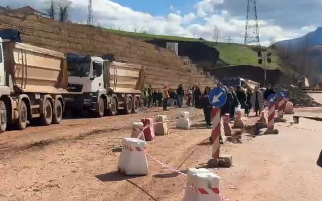 Rruga u bllokua nga rr&euml;shqitjet e dherave te &ldquo;Arrat e