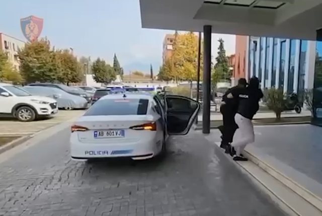 Emrat/ Dhunuan dhe grabitën shitësin në Tiranë. Arrestohet