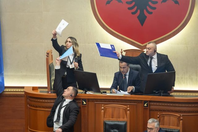 FOTO-LAJM/ Uj&euml;, flakadan&euml; dhe p&euml;rplasje t&euml; dhunshme...