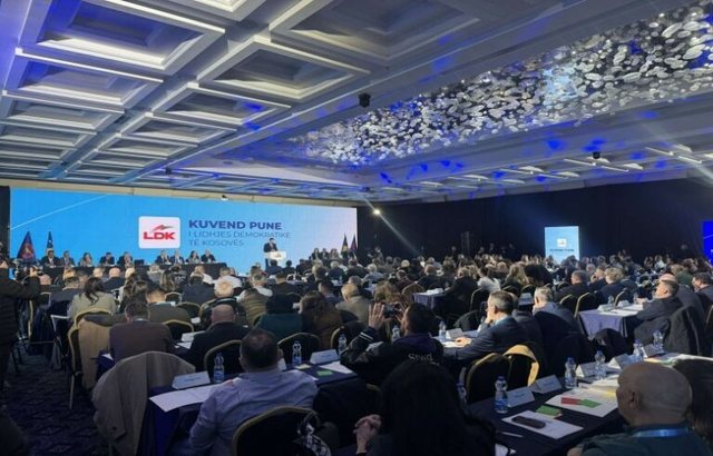 Kosov&euml;, Lumir Abdixhiku dor&euml;zon dor&euml;heqjen para Kuvendit t&euml;