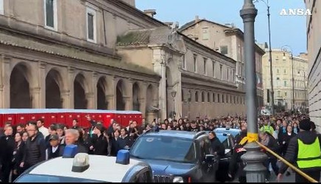 FOTO/ Sot funerali i Papa Françeskut. Të gjithë në